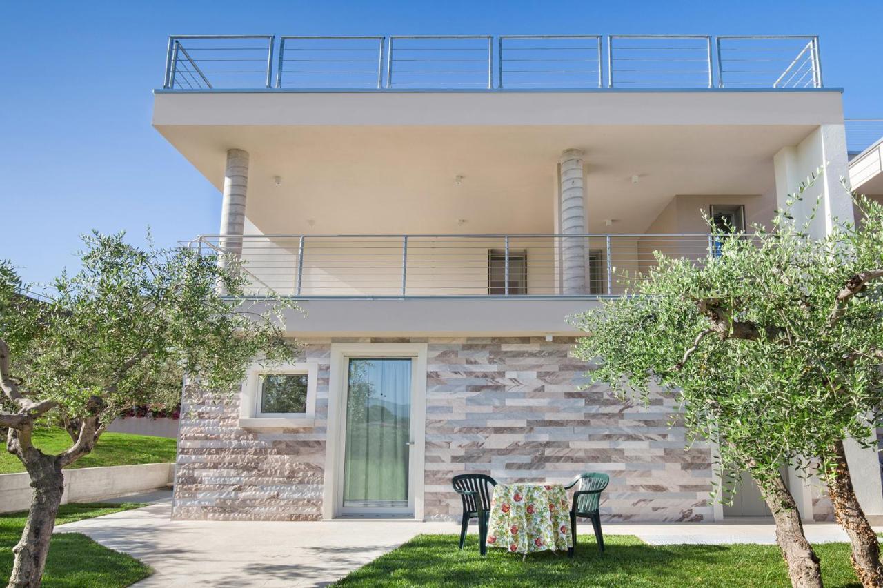 Villa Aurora-Holiday Home Apt3 Bardolino Exteriör bild