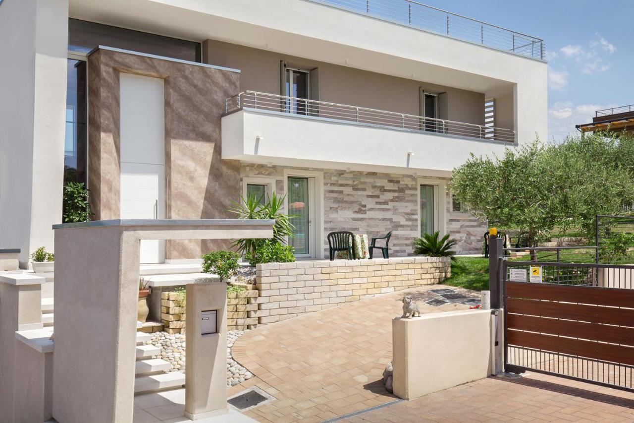 Villa Aurora-Holiday Home Apt3 Bardolino Exteriör bild